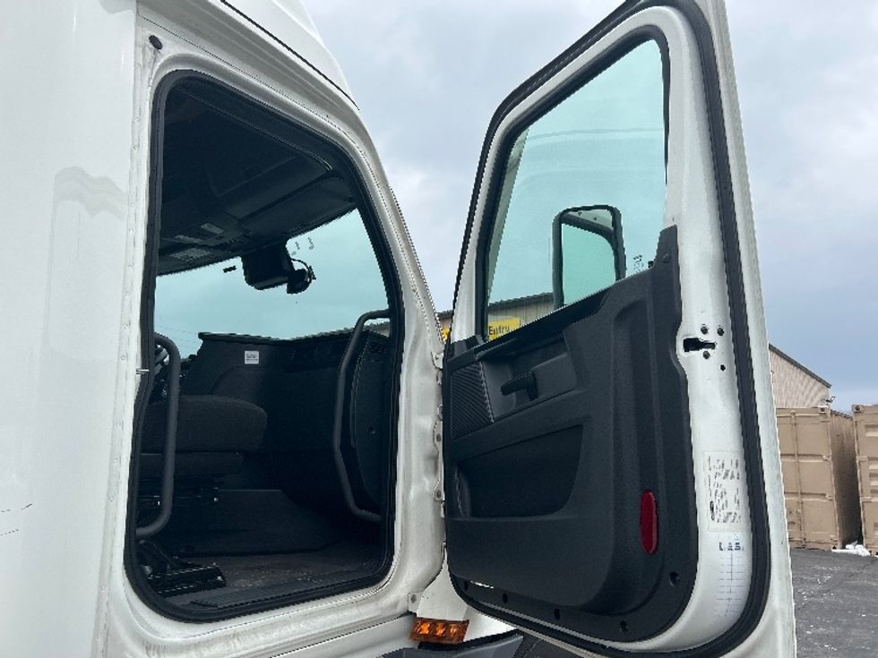 Sleeper Tractor-Heavy Duty Tractors-Freightliner-2023-T12664ST-Greensboro-NC-491,674\n\t\tmiles-$ 78,500 - Image 12