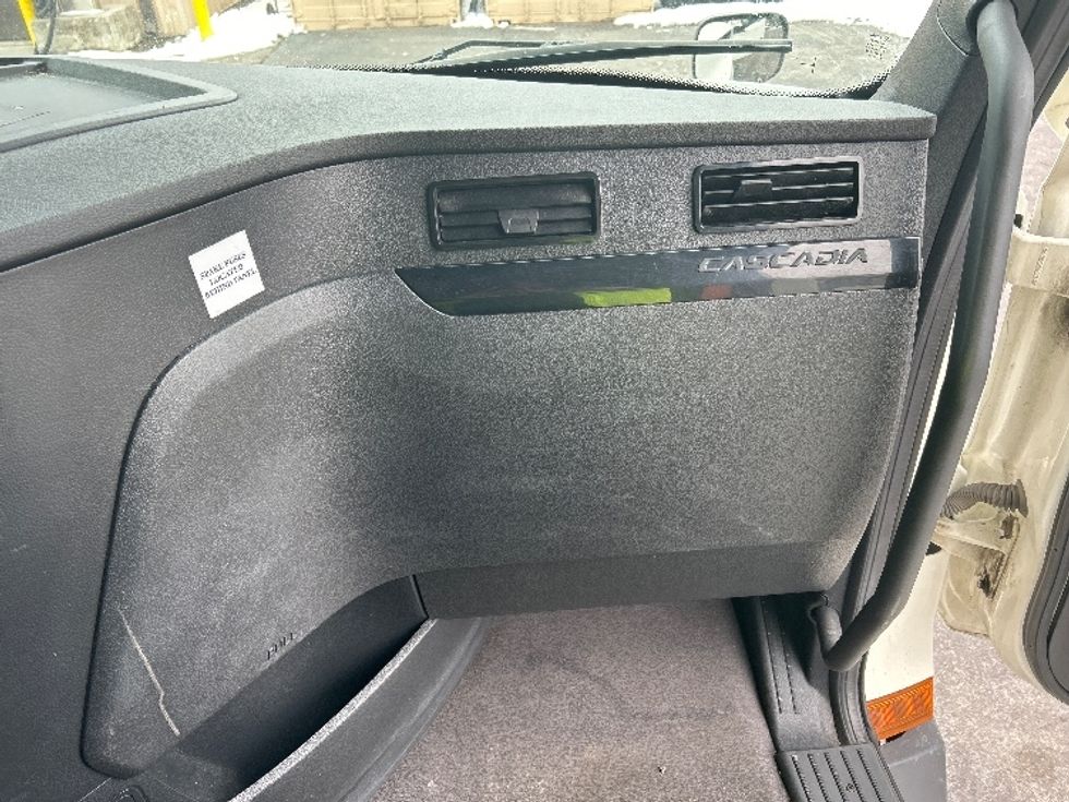 Sleeper Tractor-Heavy Duty Tractors-Freightliner-2023-T12664ST-Greensboro-NC-491,674\n\t\tmiles-$ 78,500 - Image 13