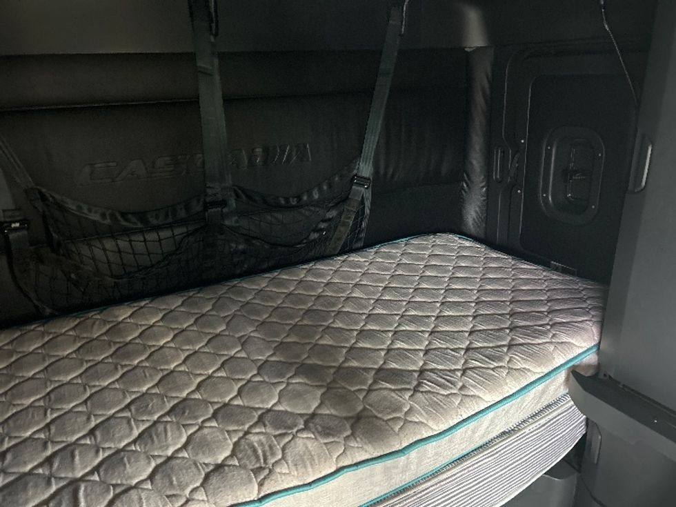 Sleeper Tractor-Heavy Duty Tractors-Freightliner-2023-T12664ST-Greensboro-NC-491,674\n\t\tmiles-$ 78,500 - Image 17