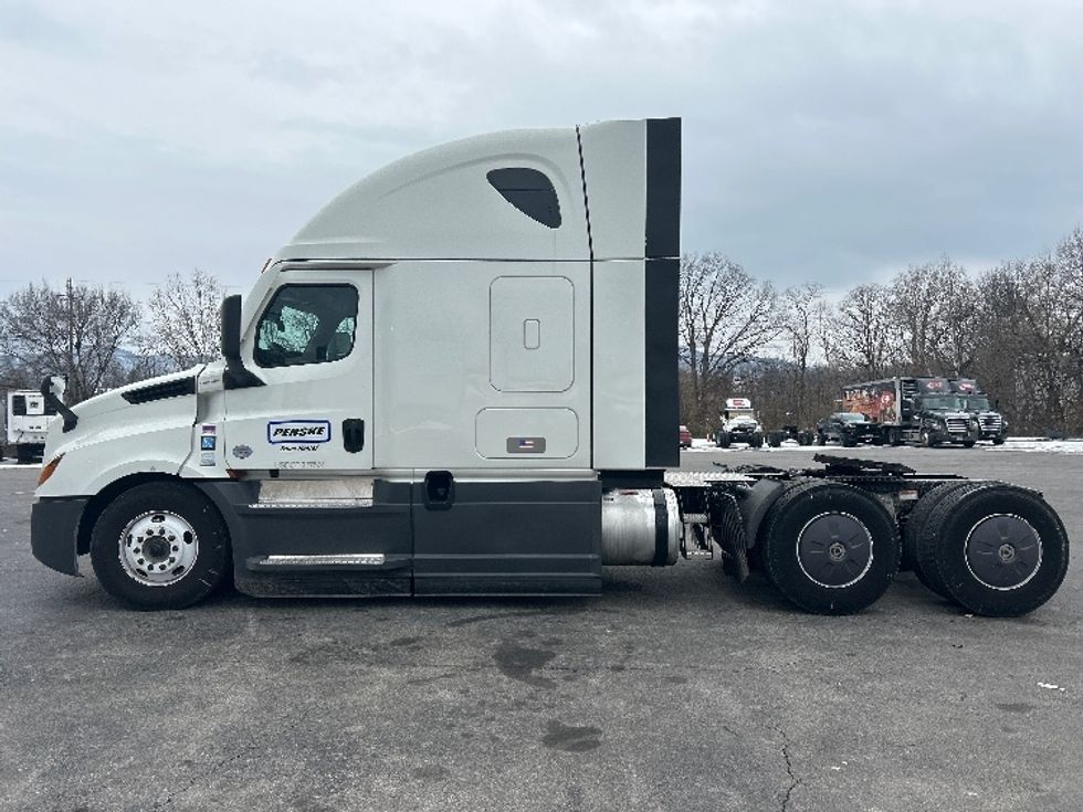 Sleeper Tractor-Heavy Duty Tractors-Freightliner-2023-T12664ST-Greensboro-NC-491,674\n\t\tmiles-$ 78,500 - Image 4