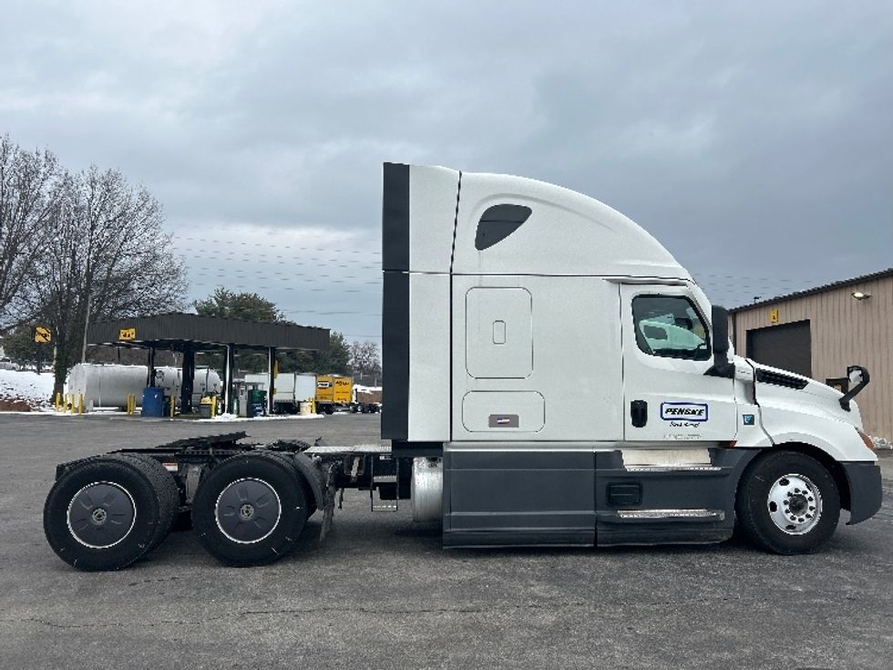 Sleeper Tractor-Heavy Duty Tractors-Freightliner-2023-T12664ST-Greensboro-NC-491,674\n\t\tmiles-$ 78,500 - Image 8