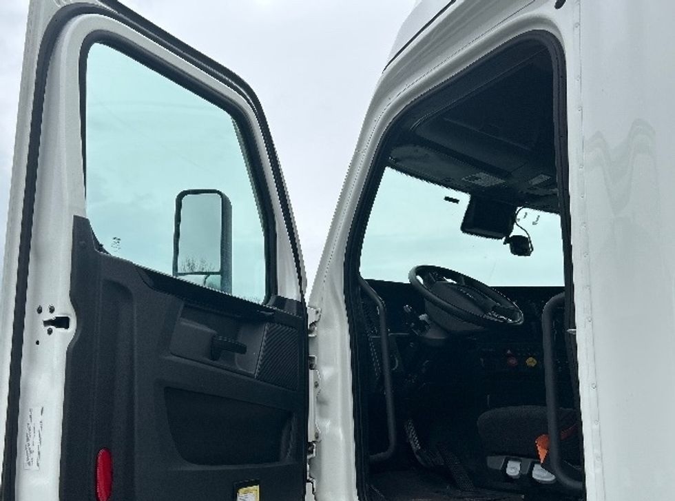 Sleeper Tractor-Heavy Duty Tractors-Freightliner-2023-T12664ST-Greensboro-NC-491,674\n\t\tmiles-$ 78,500 - Image 9