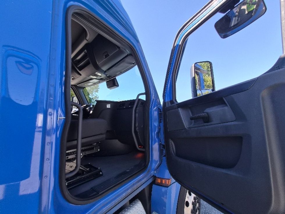 Sleeper Tractor-Heavy Duty Tractors-Freightliner-2023-T12664ST-Greensboro-NC-518,572\n\t\tmiles-$ 86,250 - Image 13