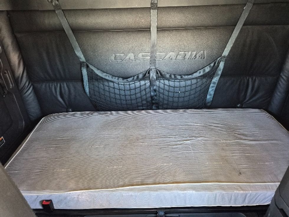 Sleeper Tractor-Heavy Duty Tractors-Freightliner-2023-T12664ST-Greensboro-NC-518,572\n\t\tmiles-$ 86,250 - Image 16