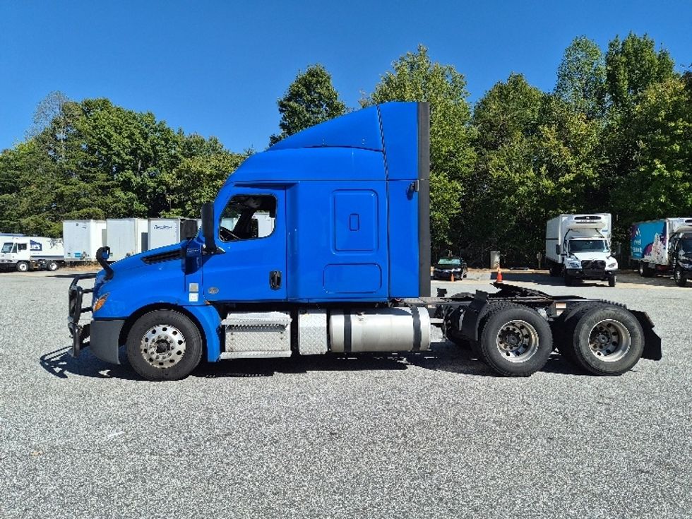 Sleeper Tractor-Heavy Duty Tractors-Freightliner-2023-T12664ST-Greensboro-NC-518,572\n\t\tmiles-$ 86,250 - Image 4