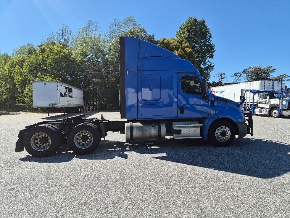 Sleeper Tractor-Heavy Duty Tractors-Freightliner-2023-T12664ST-Greensboro-NC-518,572\n\t\tmiles-$ 86,250 - Image 8