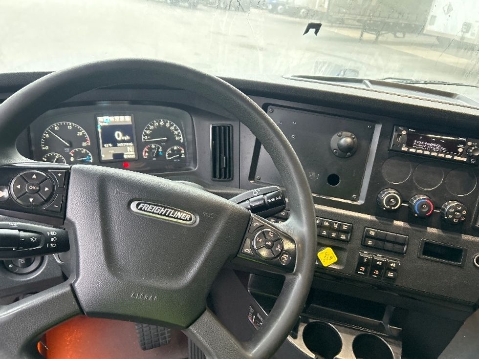 Sleeper Tractor-Heavy Duty Tractors-Freightliner-2023-T12664ST-Greensboro-NC-568,210\n\t\tmiles-$ 81,000 - Image 10