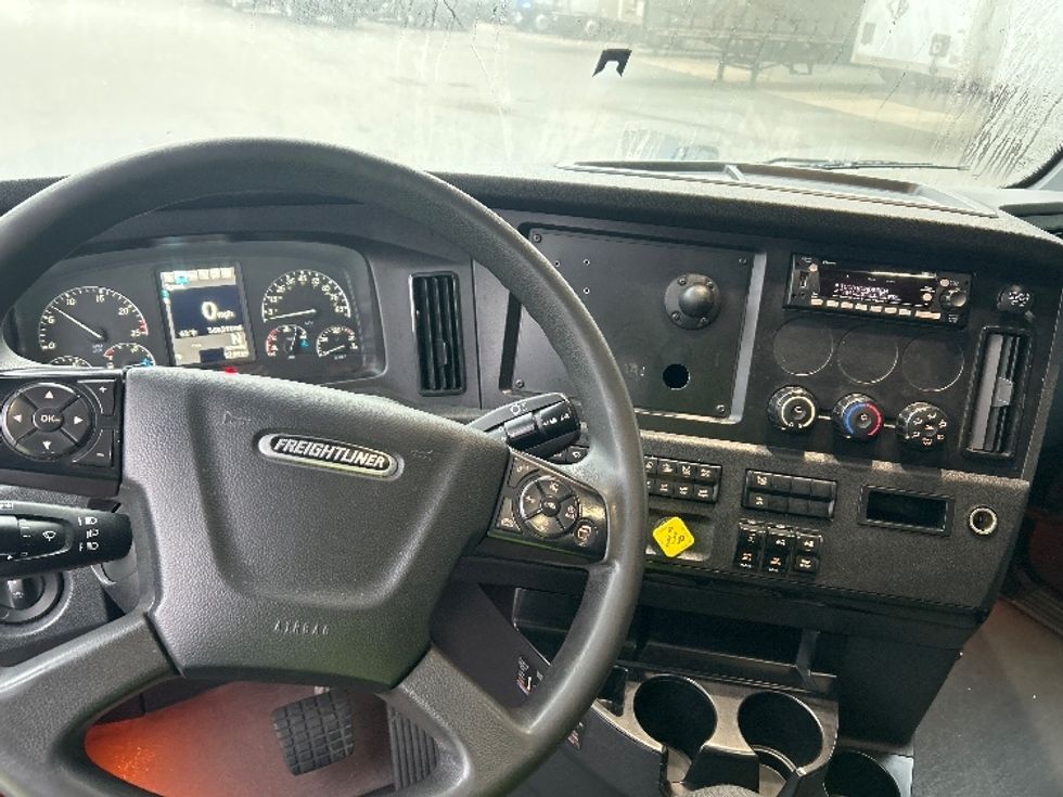 Sleeper Tractor-Heavy Duty Tractors-Freightliner-2023-T12664ST-Greensboro-NC-568,210\n\t\tmiles-$ 81,000 - Image 11