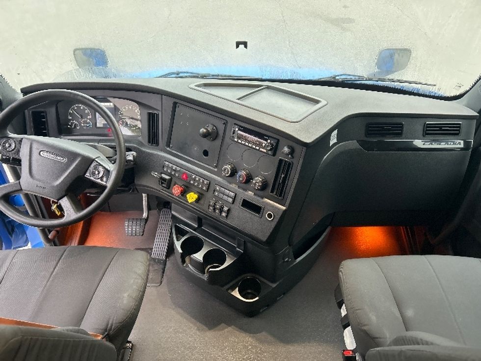 Sleeper Tractor-Heavy Duty Tractors-Freightliner-2023-T12664ST-Greensboro-NC-568,210\n\t\tmiles-$ 81,000 - Image 12