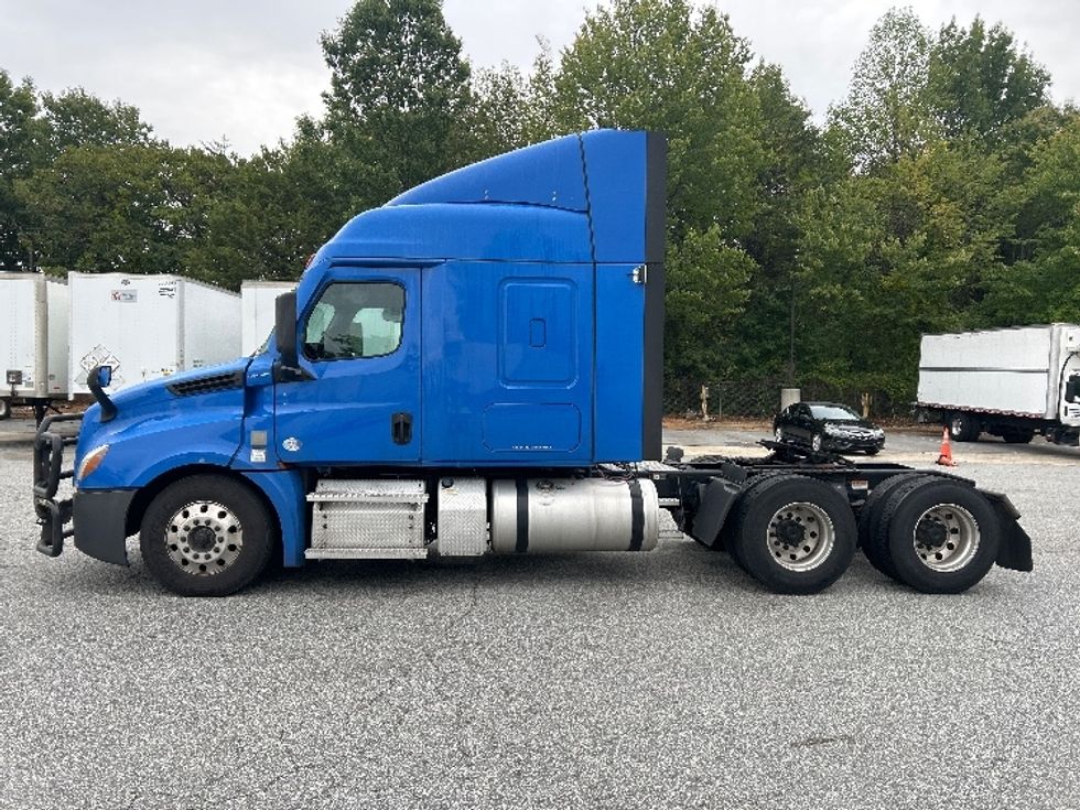 Sleeper Tractor-Heavy Duty Tractors-Freightliner-2023-T12664ST-Greensboro-NC-568,210\n\t\tmiles-$ 81,000 - Image 4