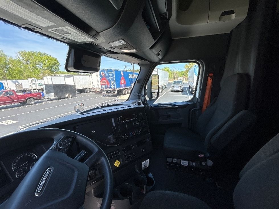 Sleeper Tractor-Heavy Duty Tractors-Freightliner-2023-T12664ST-Greensboro-NC-705,770\n\t\tmiles-$ 53,750 - Image 10