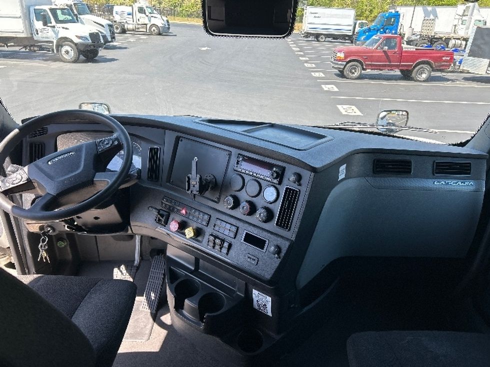 Sleeper Tractor-Heavy Duty Tractors-Freightliner-2023-T12664ST-Greensboro-NC-705,770\n\t\tmiles-$ 53,750 - Image 12