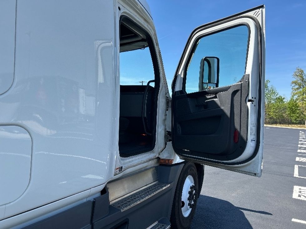 Sleeper Tractor-Heavy Duty Tractors-Freightliner-2023-T12664ST-Greensboro-NC-705,770\n\t\tmiles-$ 53,750 - Image 13