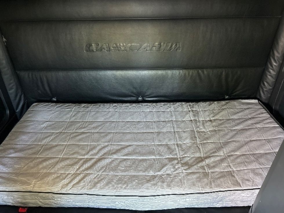 Sleeper Tractor-Heavy Duty Tractors-Freightliner-2023-T12664ST-Greensboro-NC-705,770\n\t\tmiles-$ 53,750 - Image 16