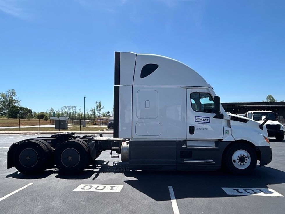 Sleeper Tractor-Heavy Duty Tractors-Freightliner-2023-T12664ST-Greensboro-NC-705,770\n\t\tmiles-$ 53,750 - Image 8