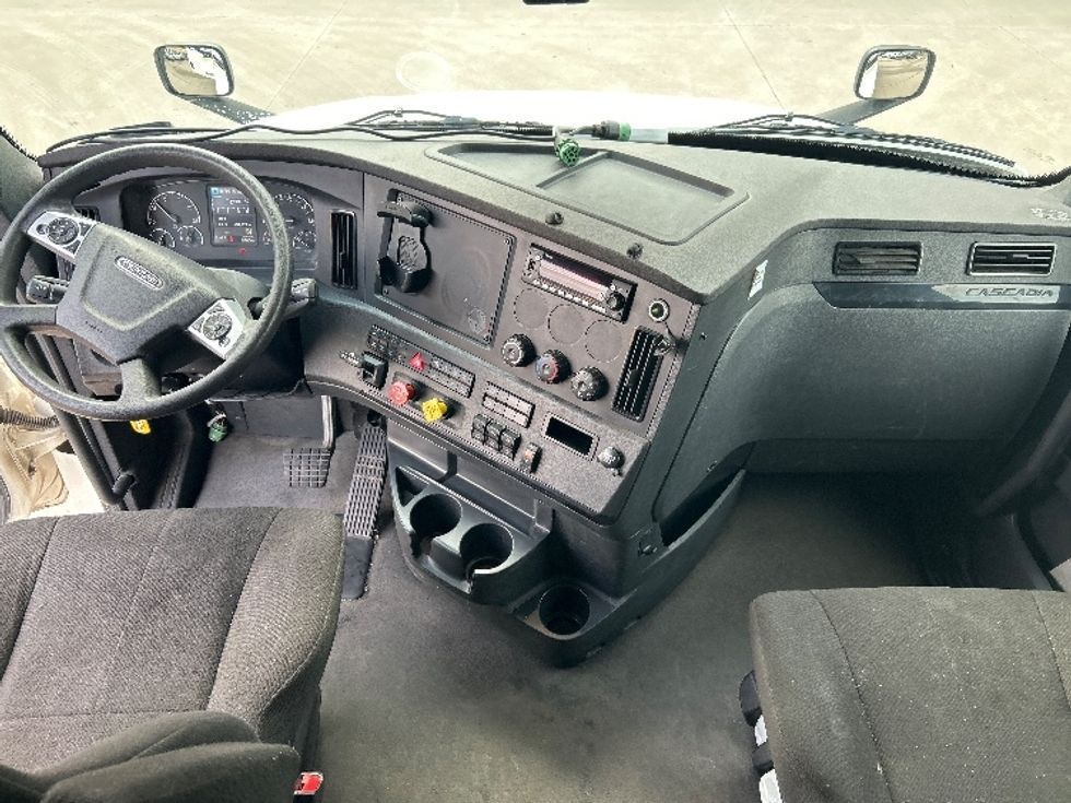 Sleeper Tractor-Heavy Duty Tractors-Freightliner-2023-T12664ST-Houston-TX-231,778\n\t\tmiles-$ 102,500 - Image 12