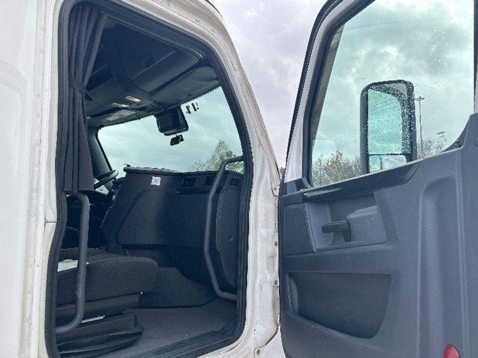 Sleeper Tractor-Heavy Duty Tractors-Freightliner-2023-T12664ST-Houston-TX-231,778\n\t\tmiles-$ 102,500 - Image 13