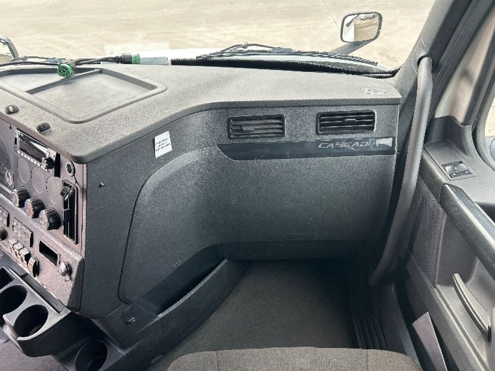 Sleeper Tractor-Heavy Duty Tractors-Freightliner-2023-T12664ST-Houston-TX-231,778\n\t\tmiles-$ 102,500 - Image 14