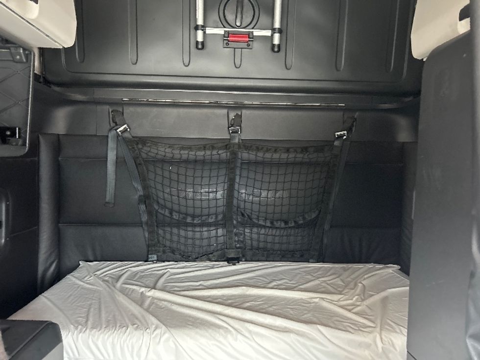 Sleeper Tractor-Heavy Duty Tractors-Freightliner-2023-T12664ST-Houston-TX-231,778\n\t\tmiles-$ 102,500 - Image 16