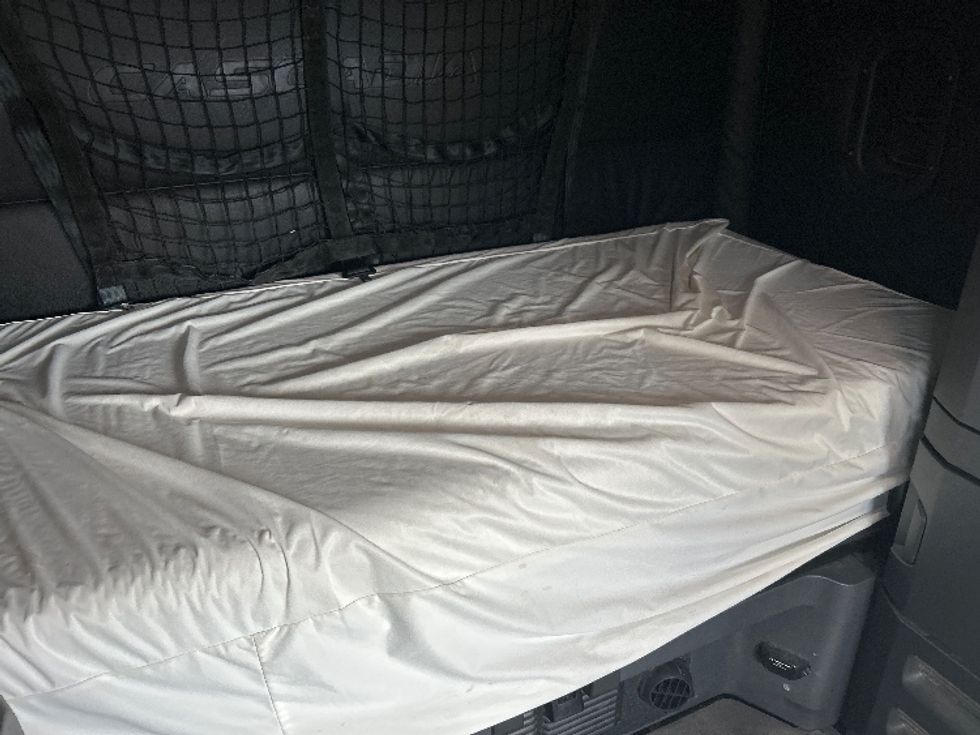 Sleeper Tractor-Heavy Duty Tractors-Freightliner-2023-T12664ST-Houston-TX-231,778\n\t\tmiles-$ 102,500 - Image 17