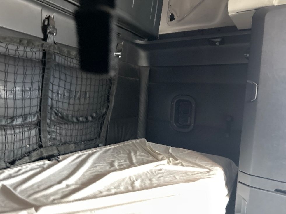 Sleeper Tractor-Heavy Duty Tractors-Freightliner-2023-T12664ST-Houston-TX-231,778\n\t\tmiles-$ 102,500 - Image 18