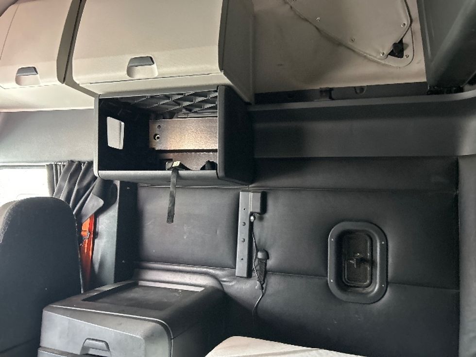 Sleeper Tractor-Heavy Duty Tractors-Freightliner-2023-T12664ST-Houston-TX-231,778\n\t\tmiles-$ 102,500 - Image 19