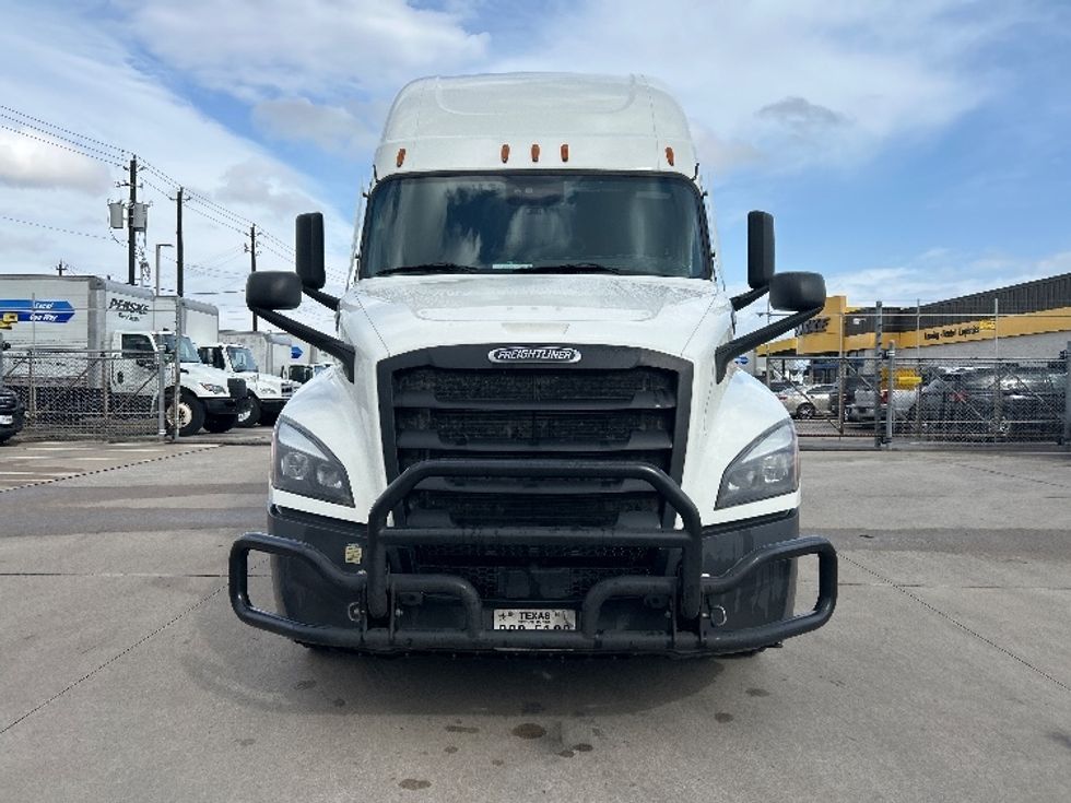 Sleeper Tractor-Heavy Duty Tractors-Freightliner-2023-T12664ST-Houston-TX-231,778\n\t\tmiles-$ 102,500 - Image 2