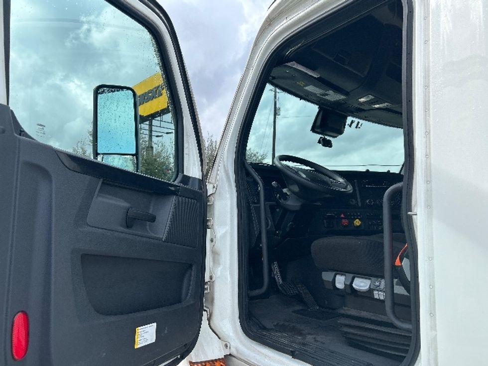Sleeper Tractor-Heavy Duty Tractors-Freightliner-2023-T12664ST-Houston-TX-231,778\n\t\tmiles-$ 102,500 - Image 9
