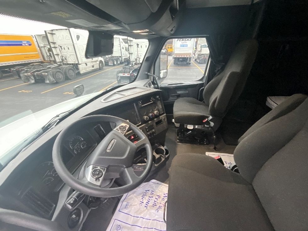 Sleeper Tractor-Heavy Duty Tractors-Freightliner-2023-T12664ST-Indianapolis-IN-401,604\n\t\tmiles-$ 82,000 - Image 10