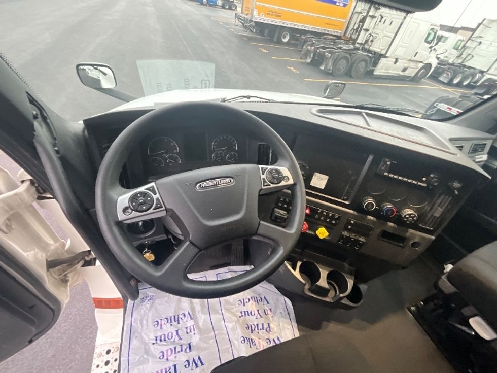 Sleeper Tractor-Heavy Duty Tractors-Freightliner-2023-T12664ST-Indianapolis-IN-401,604\n\t\tmiles-$ 82,000 - Image 11