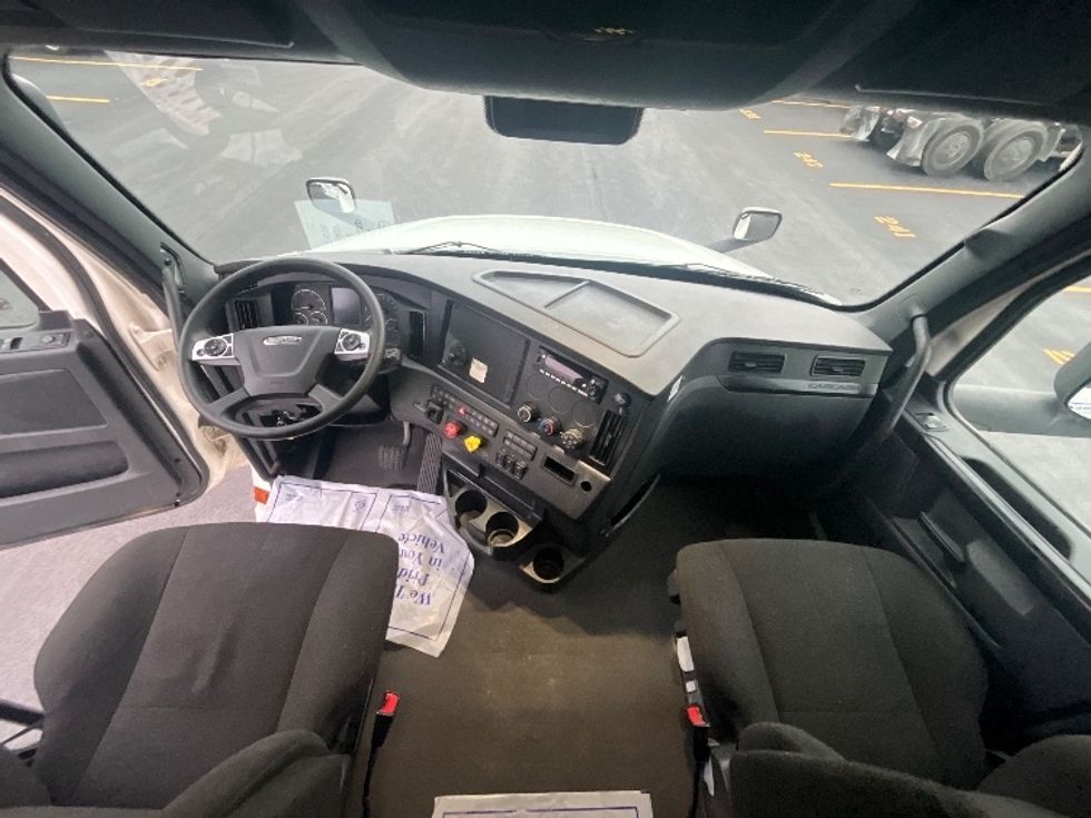 Sleeper Tractor-Heavy Duty Tractors-Freightliner-2023-T12664ST-Indianapolis-IN-401,604\n\t\tmiles-$ 82,000 - Image 12