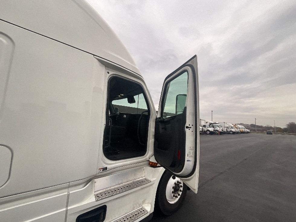 Sleeper Tractor-Heavy Duty Tractors-Freightliner-2023-T12664ST-Indianapolis-IN-401,604\n\t\tmiles-$ 82,000 - Image 13