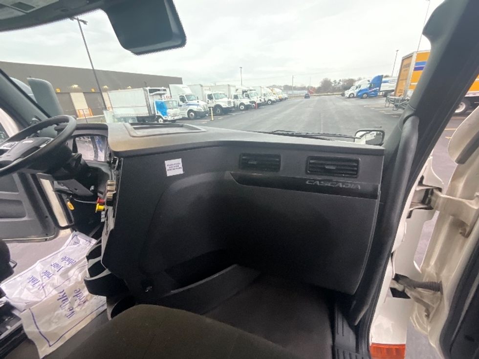 Sleeper Tractor-Heavy Duty Tractors-Freightliner-2023-T12664ST-Indianapolis-IN-401,604\n\t\tmiles-$ 82,000 - Image 14