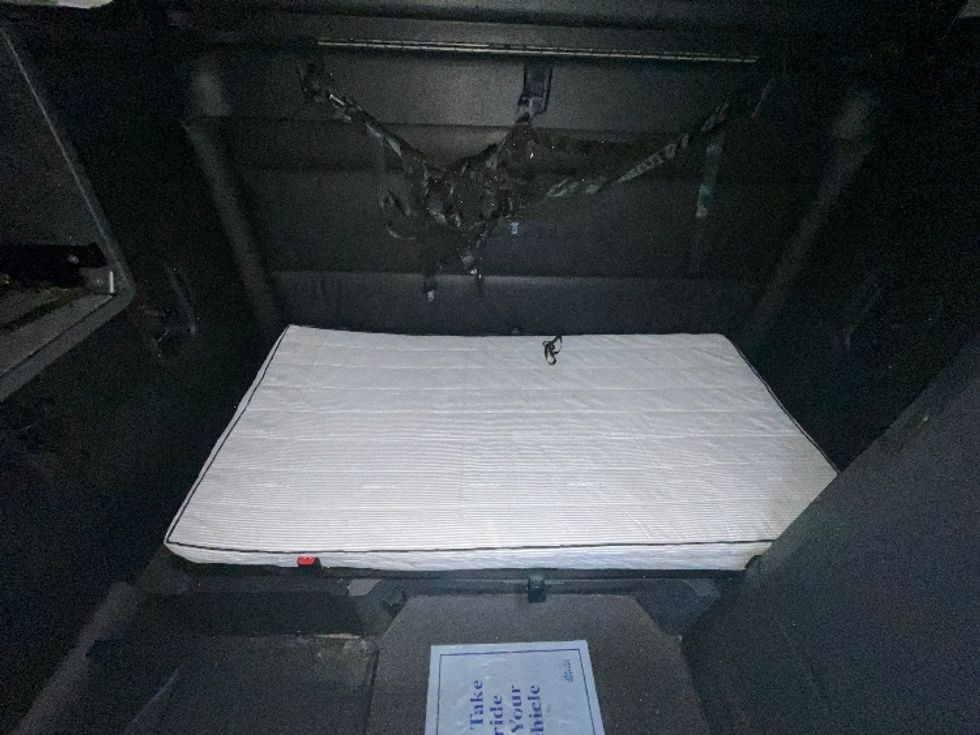 Sleeper Tractor-Heavy Duty Tractors-Freightliner-2023-T12664ST-Indianapolis-IN-401,604\n\t\tmiles-$ 82,000 - Image 16