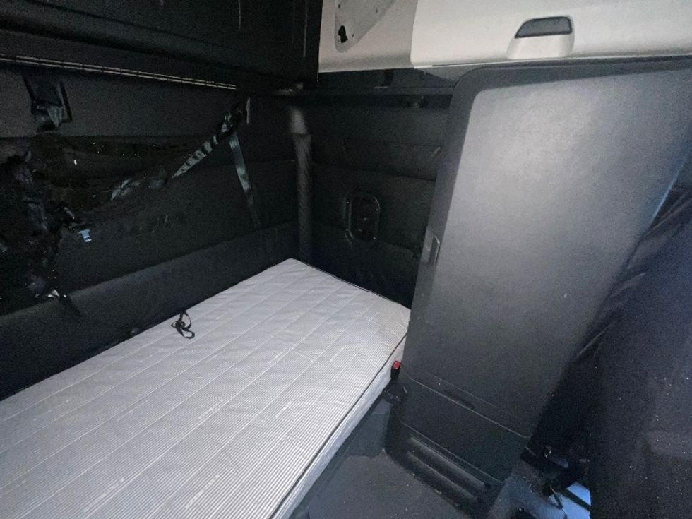 Sleeper Tractor-Heavy Duty Tractors-Freightliner-2023-T12664ST-Indianapolis-IN-401,604\n\t\tmiles-$ 82,000 - Image 18