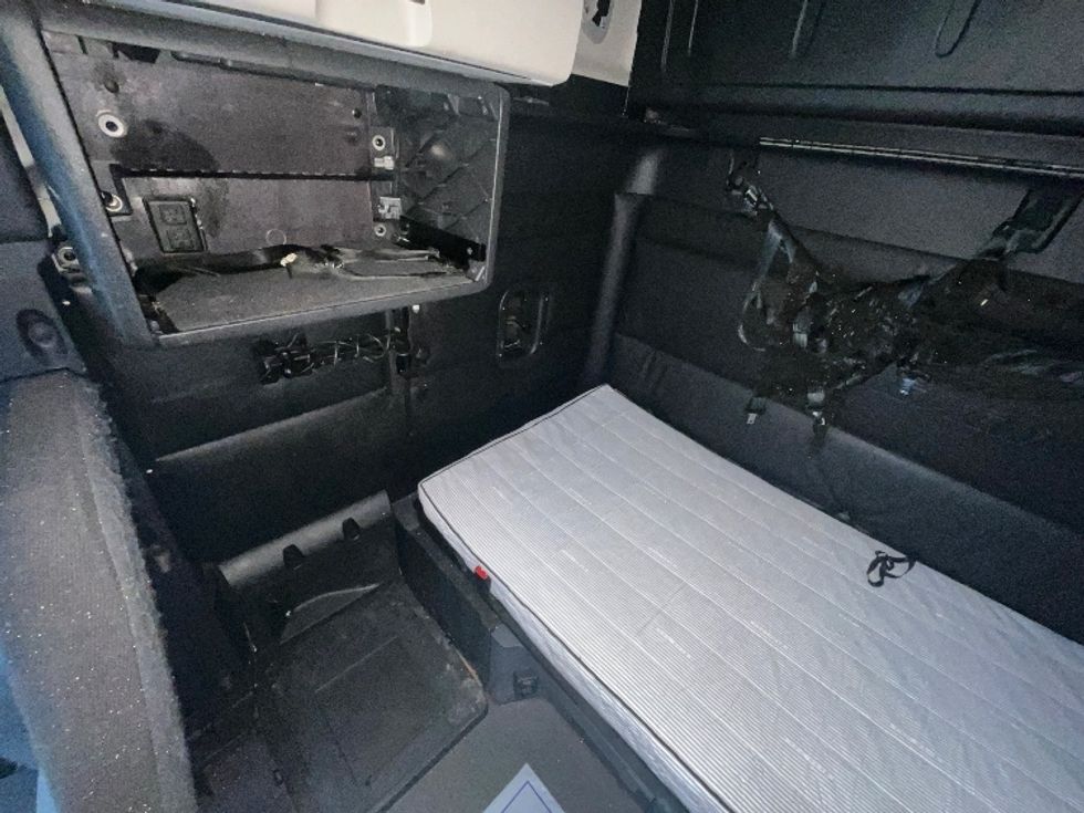 Sleeper Tractor-Heavy Duty Tractors-Freightliner-2023-T12664ST-Indianapolis-IN-401,604\n\t\tmiles-$ 82,000 - Image 19