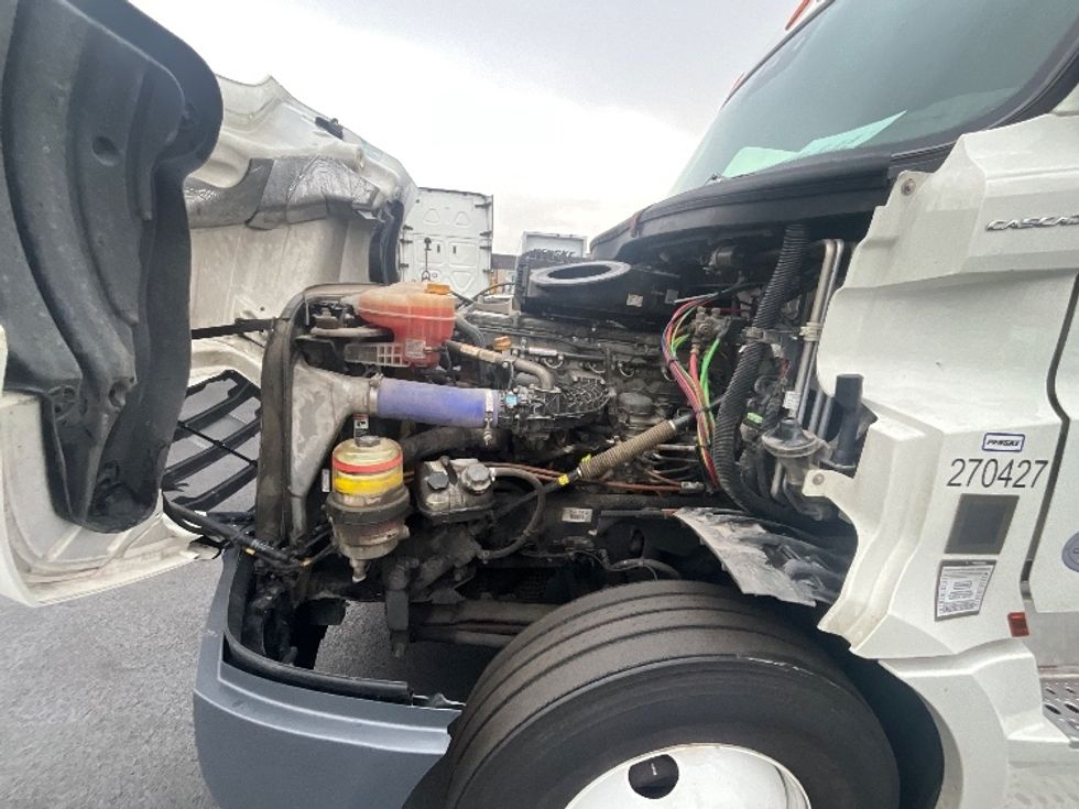 Sleeper Tractor-Heavy Duty Tractors-Freightliner-2023-T12664ST-Indianapolis-IN-401,604\n\t\tmiles-$ 82,000 - Image 21