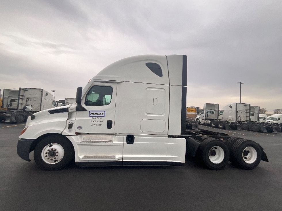 Sleeper Tractor-Heavy Duty Tractors-Freightliner-2023-T12664ST-Indianapolis-IN-401,604\n\t\tmiles-$ 82,000 - Image 4