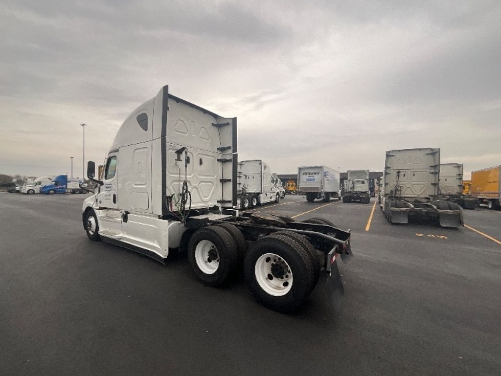 Sleeper Tractor-Heavy Duty Tractors-Freightliner-2023-T12664ST-Indianapolis-IN-401,604\n\t\tmiles-$ 82,000 - Image 5