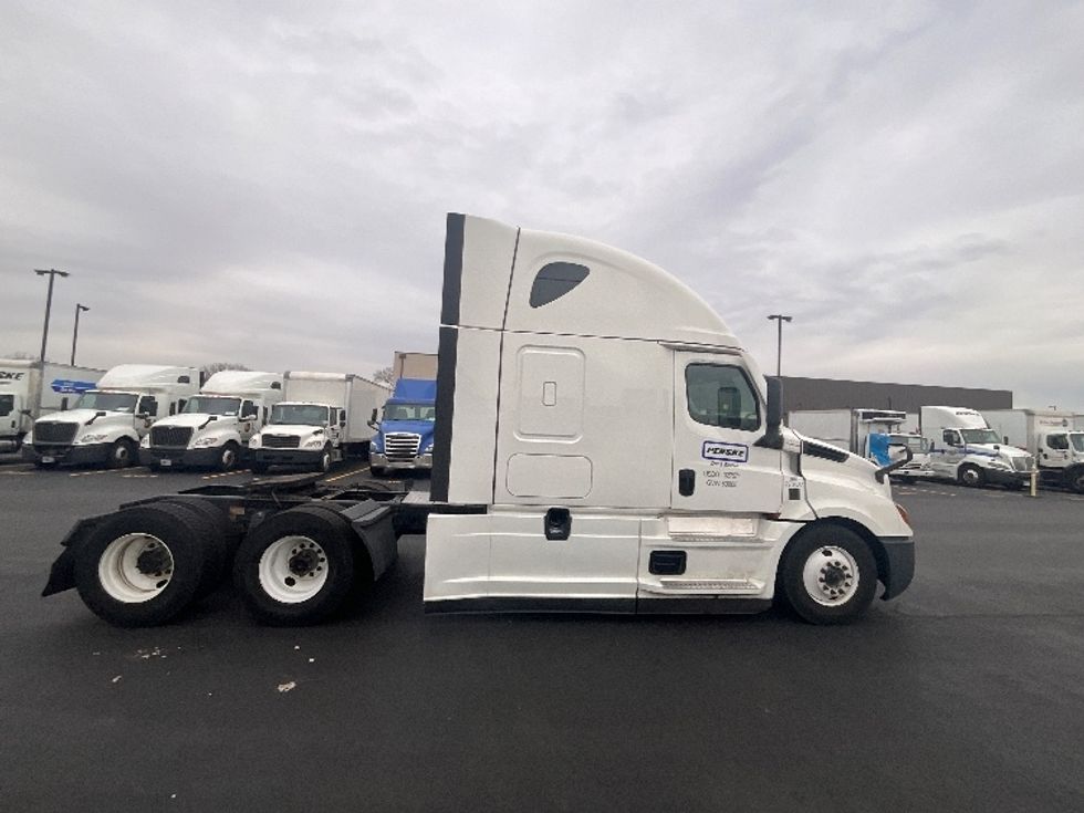 Sleeper Tractor-Heavy Duty Tractors-Freightliner-2023-T12664ST-Indianapolis-IN-401,604\n\t\tmiles-$ 82,000 - Image 8