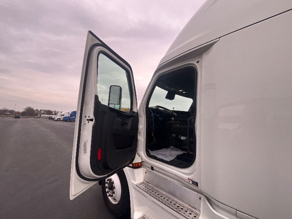 Sleeper Tractor-Heavy Duty Tractors-Freightliner-2023-T12664ST-Indianapolis-IN-401,604\n\t\tmiles-$ 82,000 - Image 9