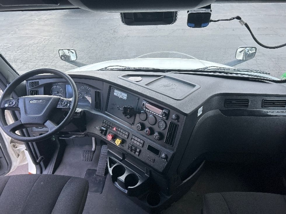 Sleeper Tractor-Heavy Duty Tractors-Freightliner-2023-T12664ST-Indianapolis-IN-598,499\n\t\tmiles-$ 61,000 - Image 12
