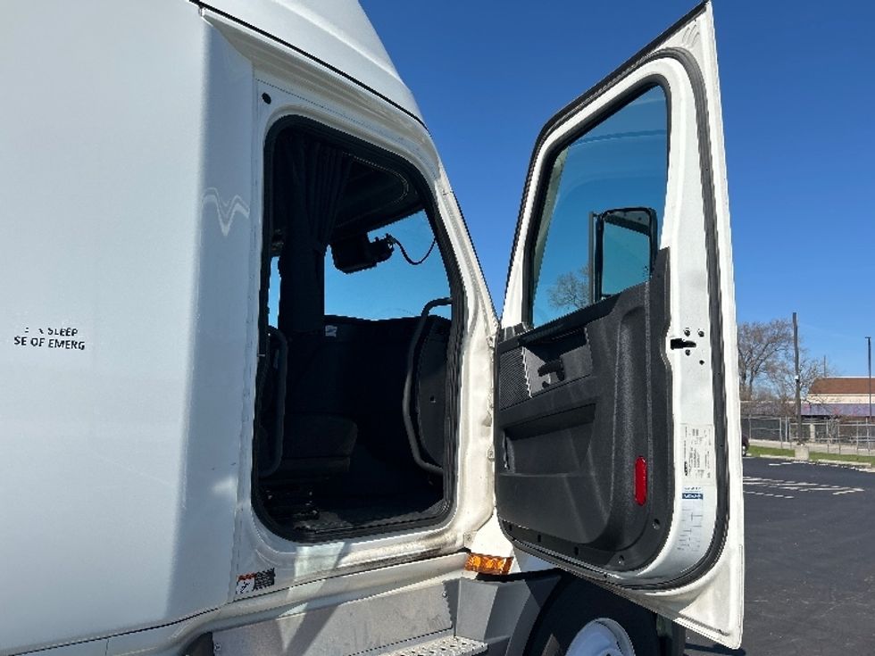 Sleeper Tractor-Heavy Duty Tractors-Freightliner-2023-T12664ST-Indianapolis-IN-598,499\n\t\tmiles-$ 61,000 - Image 13
