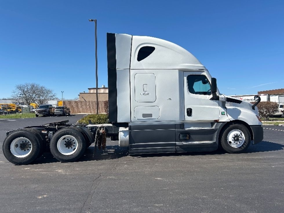 Sleeper Tractor-Heavy Duty Tractors-Freightliner-2023-T12664ST-Indianapolis-IN-598,499\n\t\tmiles-$ 61,000 - Image 8