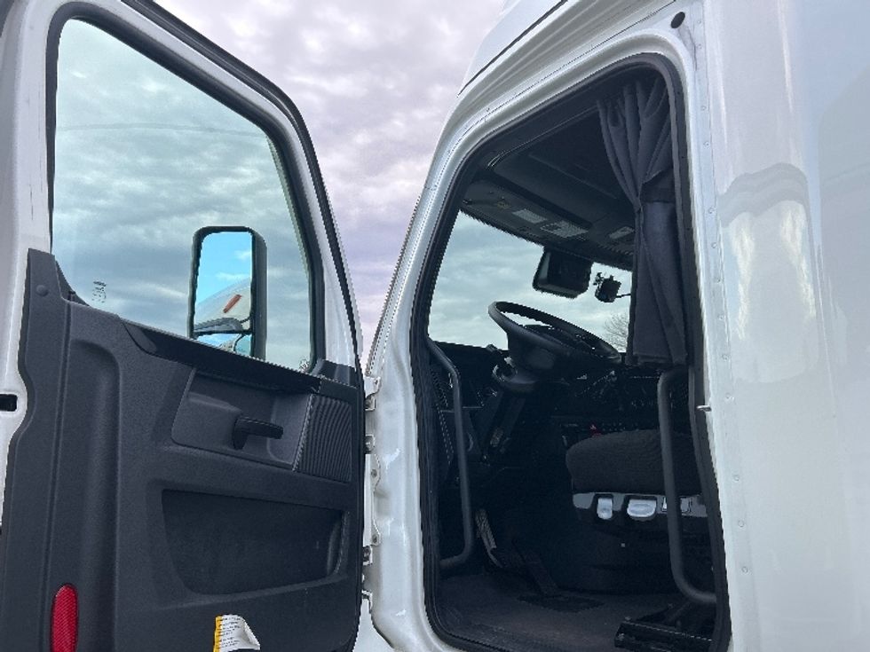 Sleeper Tractor-Heavy Duty Tractors-Freightliner-2023-T12664ST-Indianapolis-IN-598,499\n\t\tmiles-$ 61,000 - Image 9