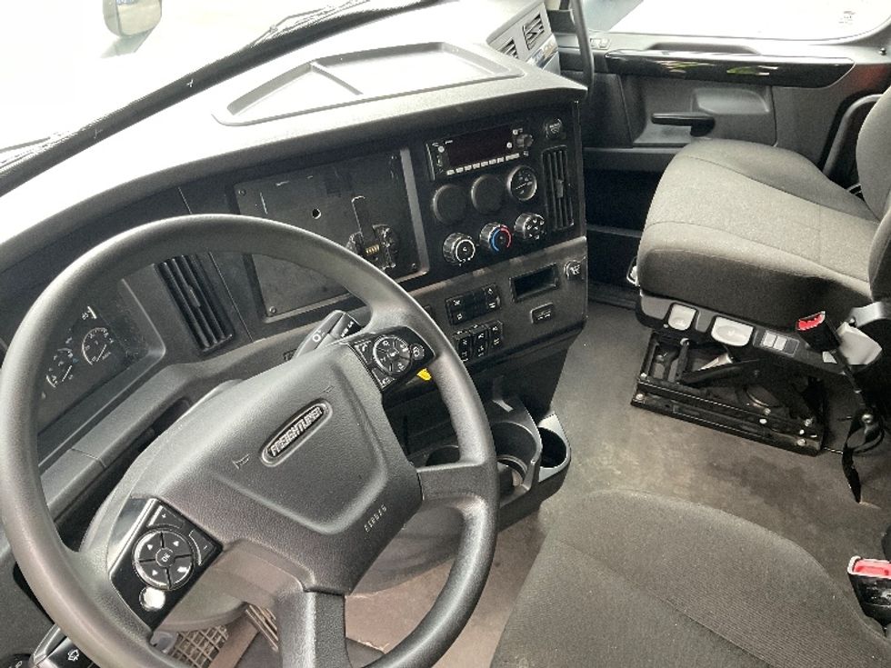 Sleeper Tractor-Heavy Duty Tractors-Freightliner-2023-T12664ST-Indianapolis-IN-616,278\n\t\tmiles-$ 59,250 - Image 10