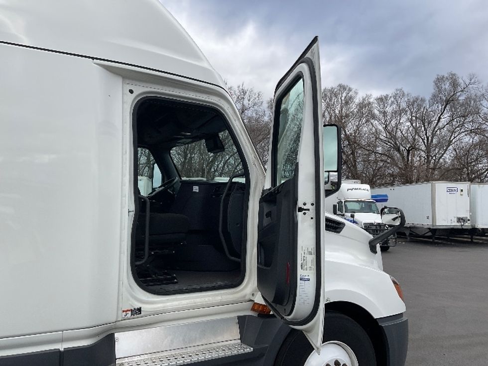 Sleeper Tractor-Heavy Duty Tractors-Freightliner-2023-T12664ST-Indianapolis-IN-616,278\n\t\tmiles-$ 59,250 - Image 13