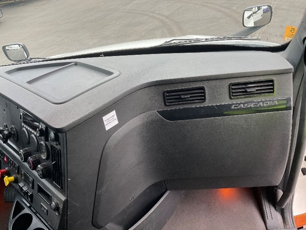 Sleeper Tractor-Heavy Duty Tractors-Freightliner-2023-T12664ST-Indianapolis-IN-616,278\n\t\tmiles-$ 59,250 - Image 14