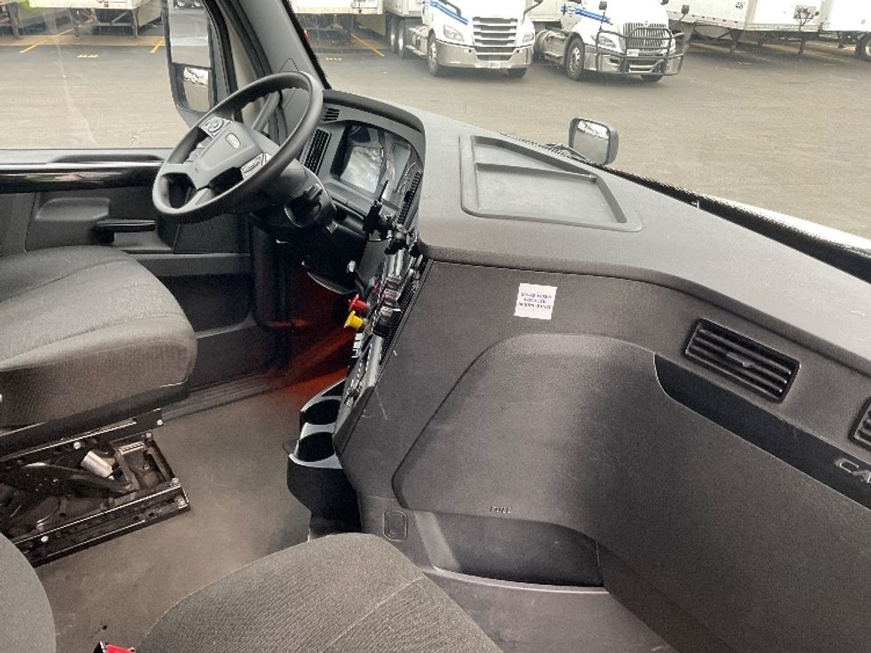 Sleeper Tractor-Heavy Duty Tractors-Freightliner-2023-T12664ST-Indianapolis-IN-616,278\n\t\tmiles-$ 59,250 - Image 15