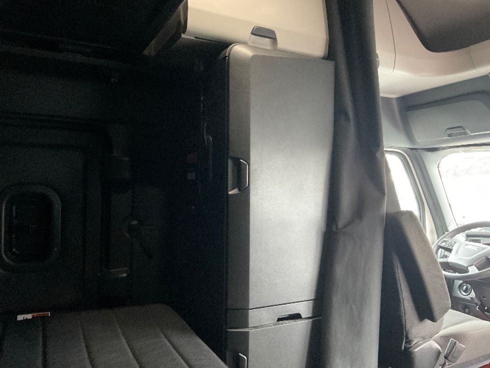 Sleeper Tractor-Heavy Duty Tractors-Freightliner-2023-T12664ST-Indianapolis-IN-616,278\n\t\tmiles-$ 59,250 - Image 18